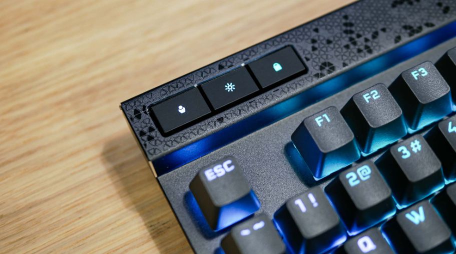 책상 위에 앉은 Corsair K70 Max