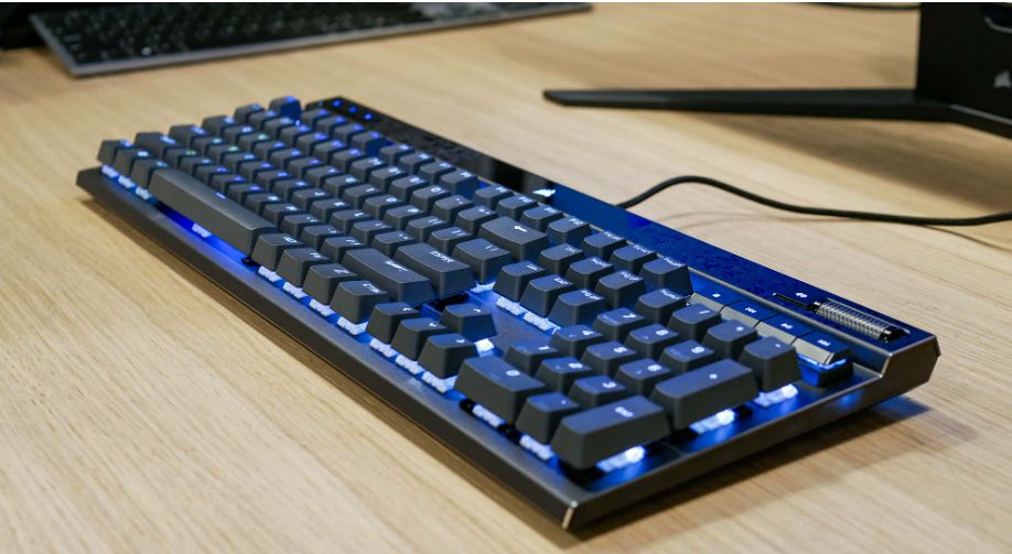 책상 위에 앉은 Corsair K70 Max